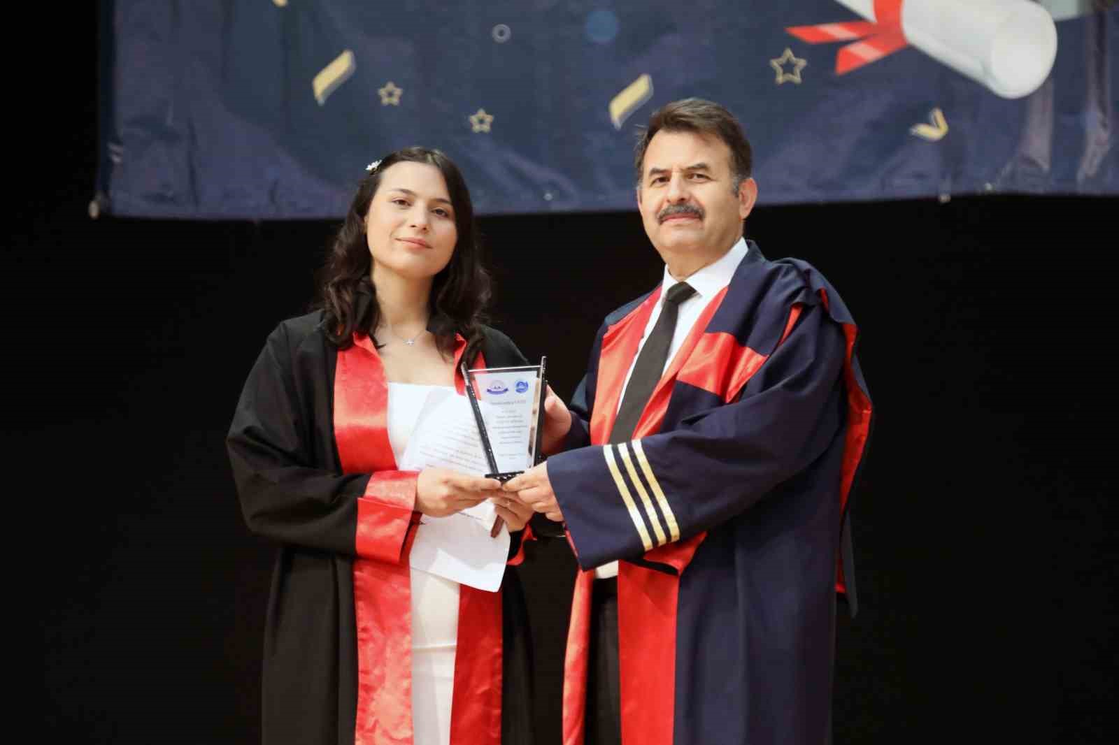 ERÜ Eğitim Fakültesi yeni mezunlarını verdi