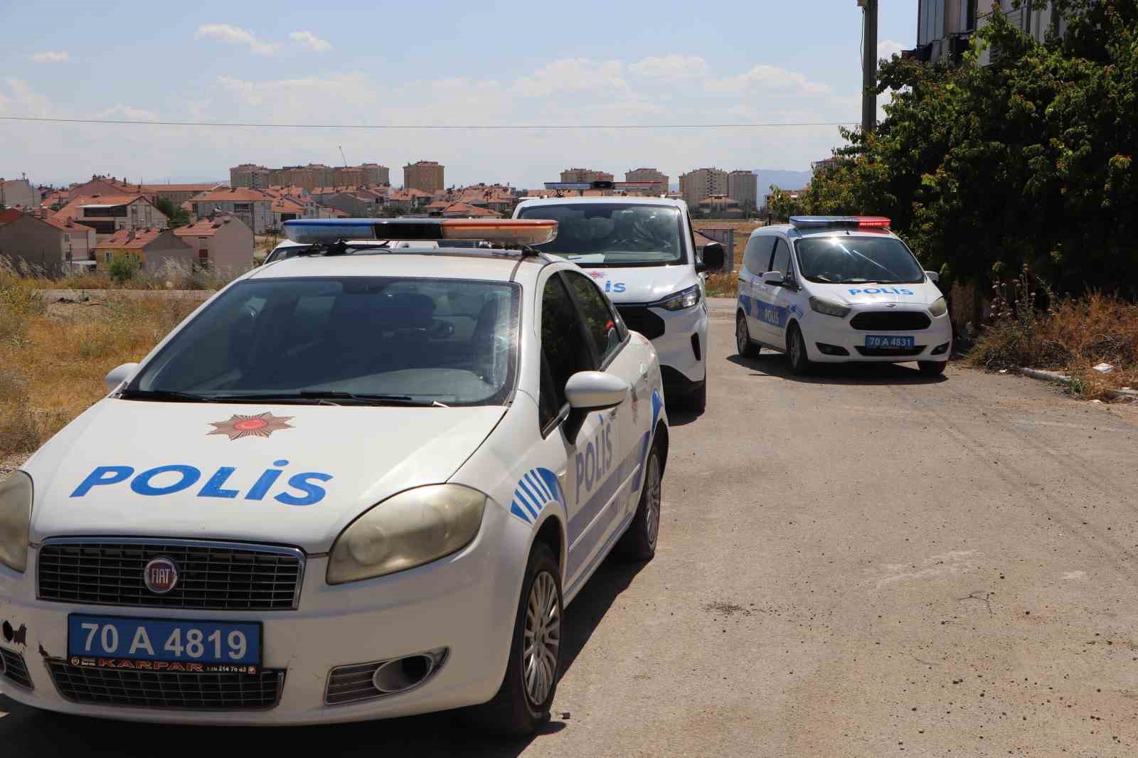 Apartman müştemilatında yangın çıktı, park halindeki araç zarar gördü