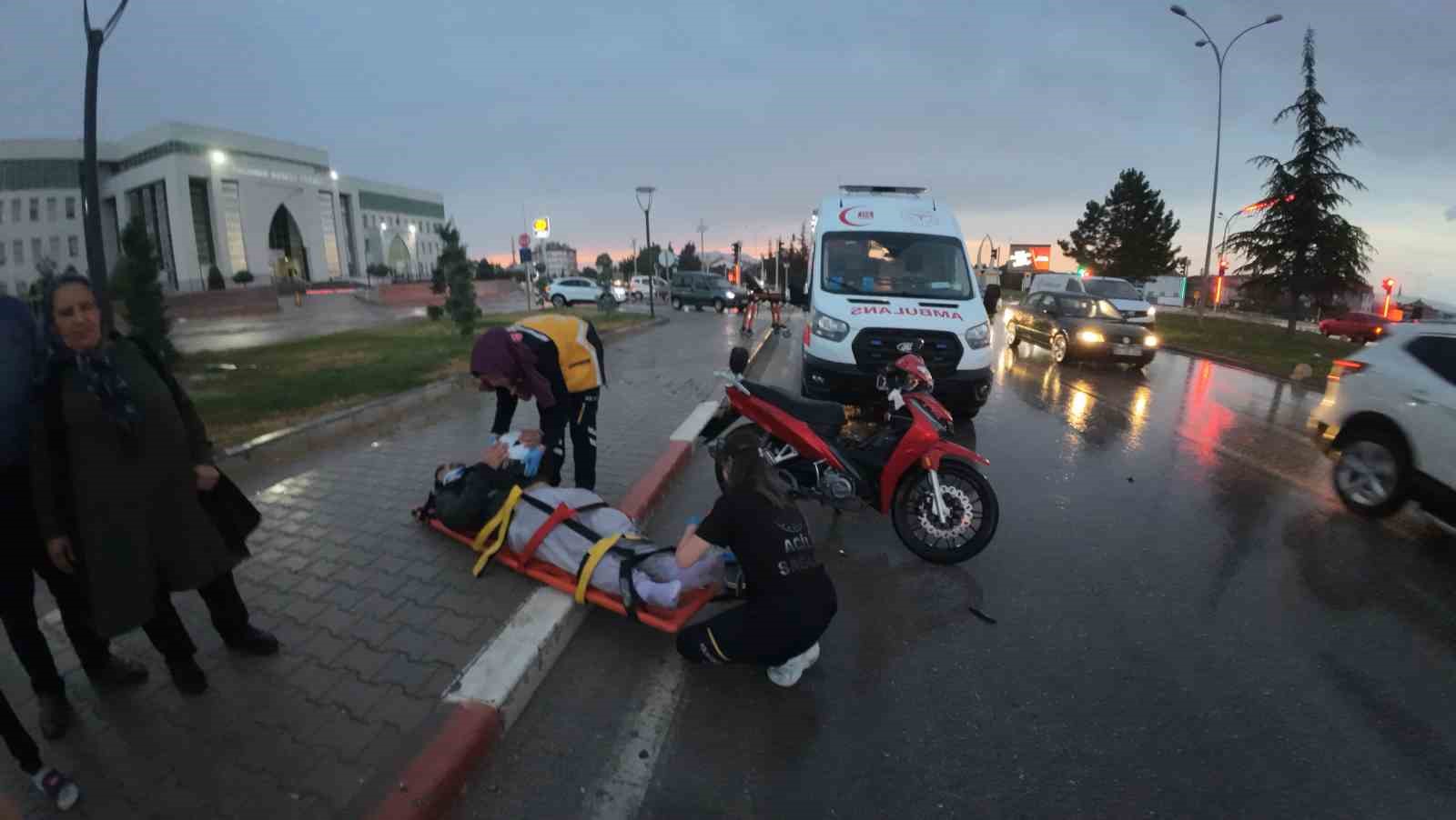 Hafif ticari araçla motosiklet çarpıştı: 1 yaralı