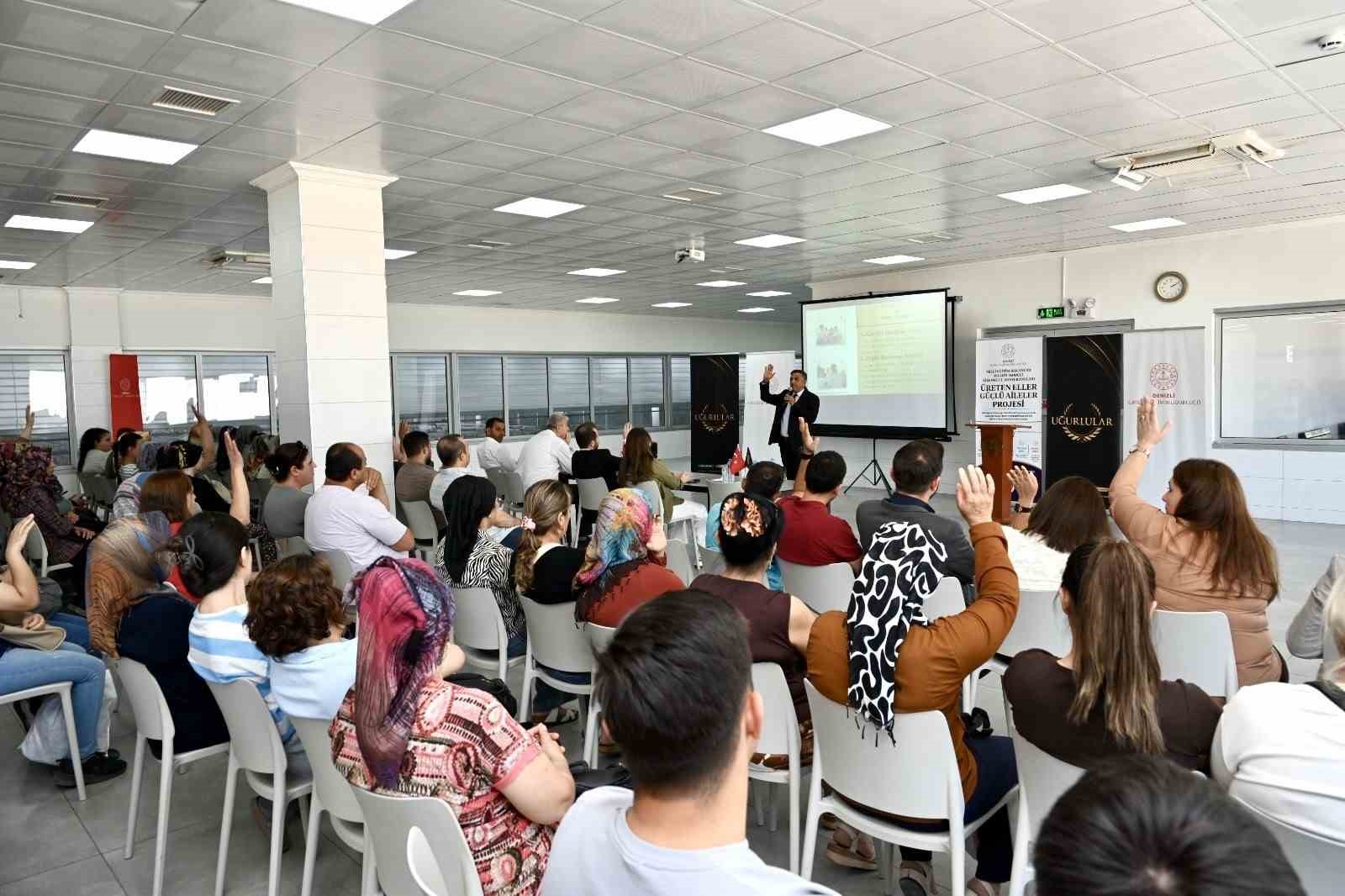 Uğurlular Tekstil ‘Üreten Eller, Güçlü Aileler’ projesine ev sahipliği yaptı
