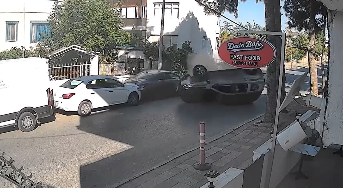 Büyükçekmece’de park halindeki araca çarpıp takla attı