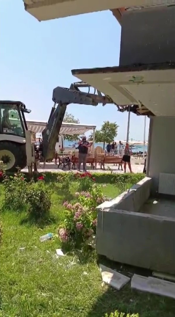 20 santimetrelik balkon çıkıntısı için kepçeli yıkıma ev sahipleri isyan etti