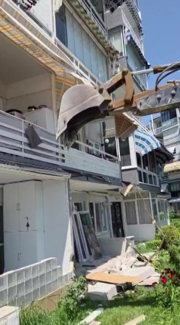 20 santimetrelik balkon çıkıntısı için kepçeli yıkıma ev sahipleri isyan etti