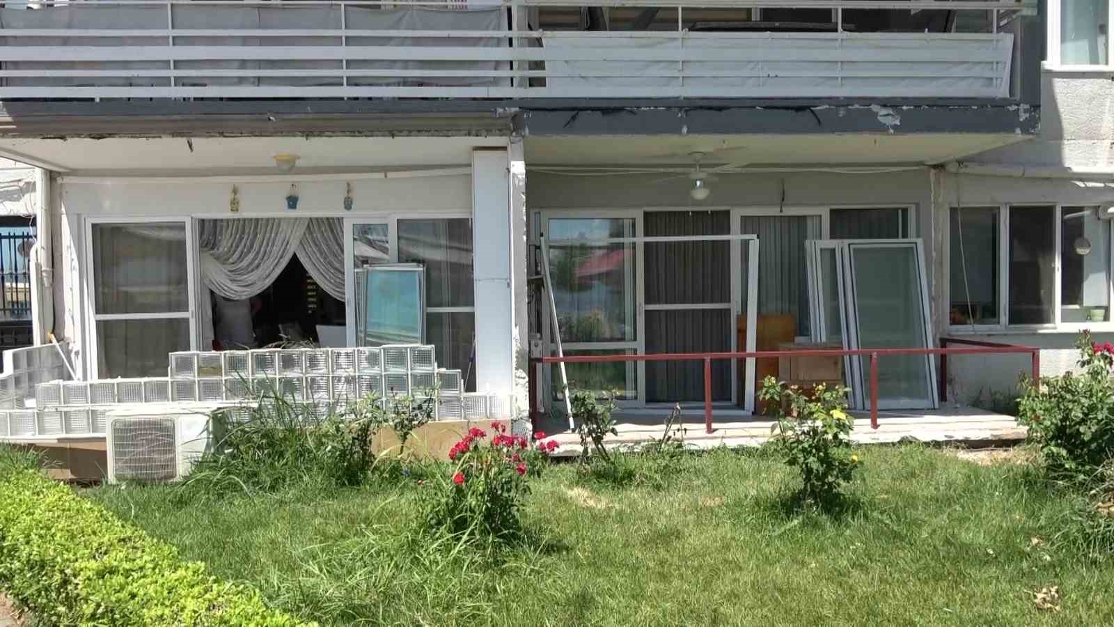 20 santimetrelik balkon çıkıntısı için kepçeli yıkıma ev sahipleri isyan etti