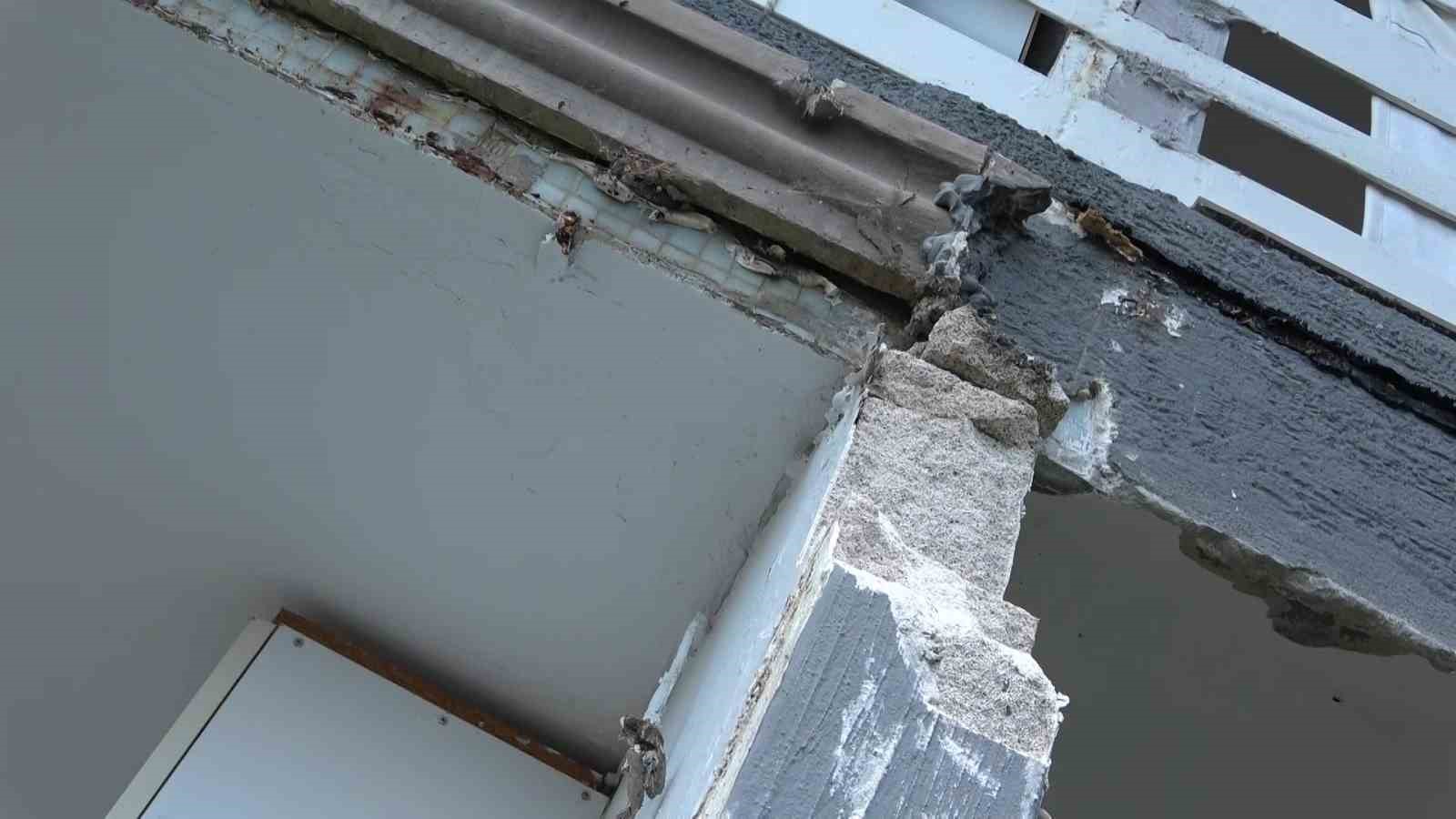 20 santimetrelik balkon çıkıntısı için kepçeli yıkıma ev sahipleri isyan etti