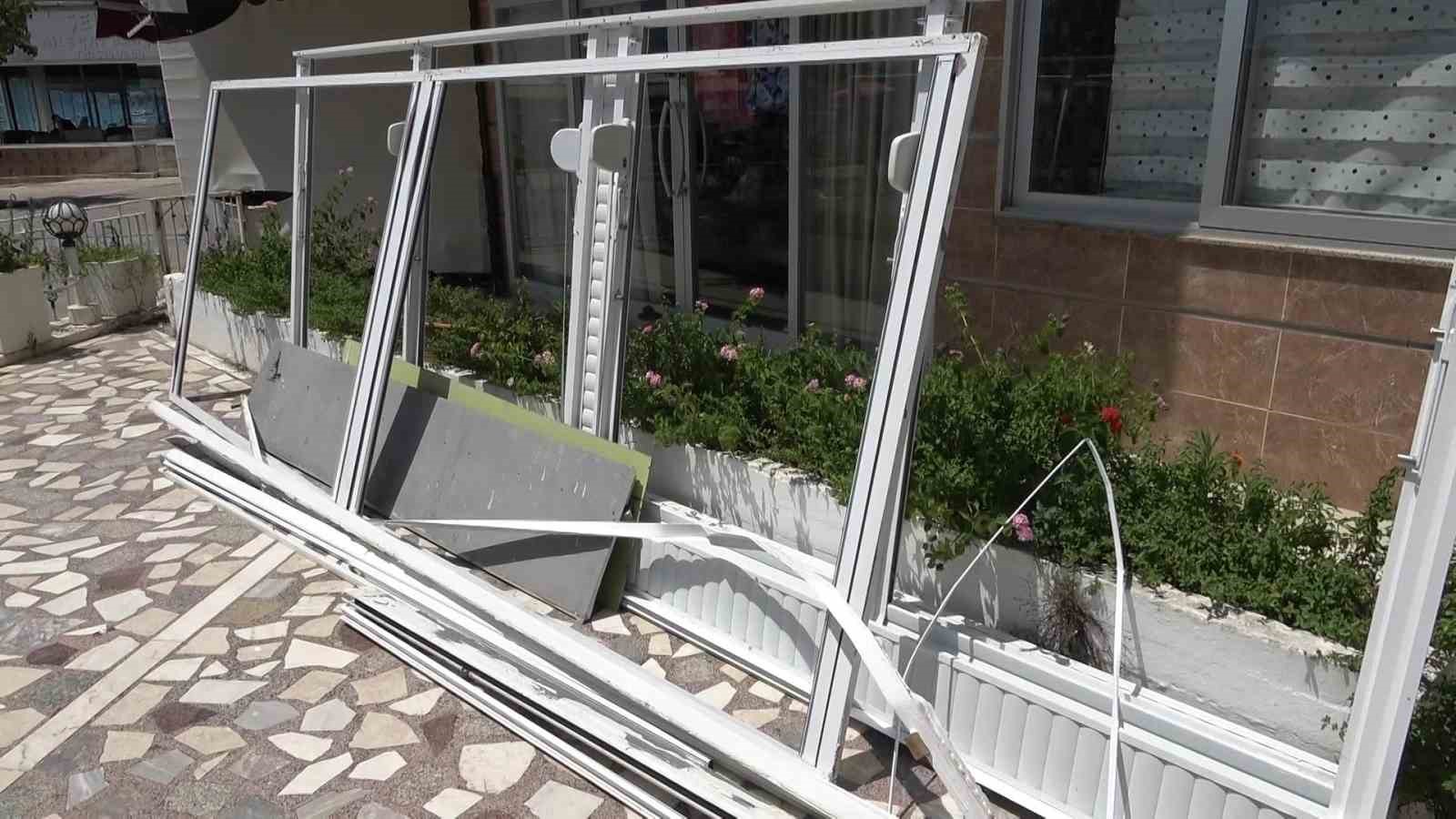 20 santimetrelik balkon çıkıntısı için kepçeli yıkıma ev sahipleri isyan etti