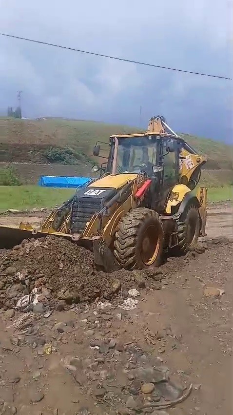 Erzurum’da sel felaketi: Taşkın duvarları yıkıldı, araziler sular altında kaldı