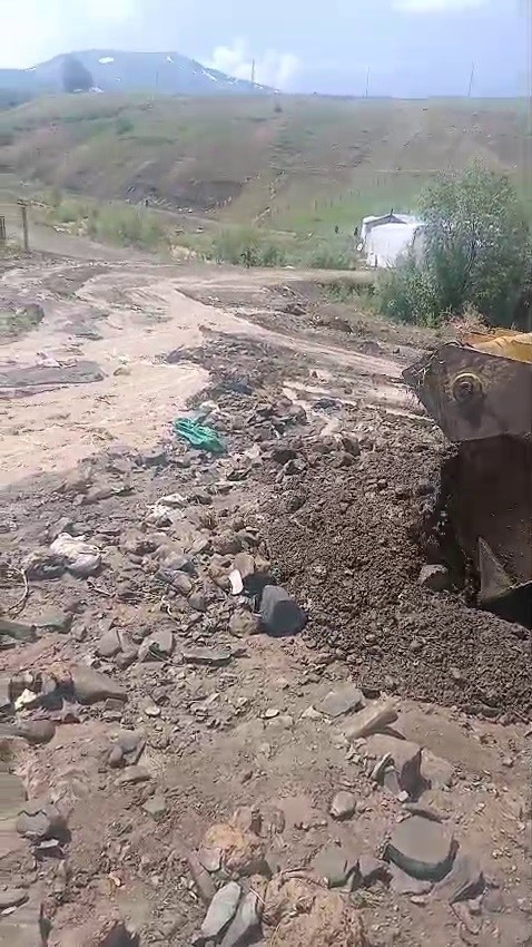 Erzurum’da sel felaketi: Taşkın duvarları yıkıldı, araziler sular altında kaldı