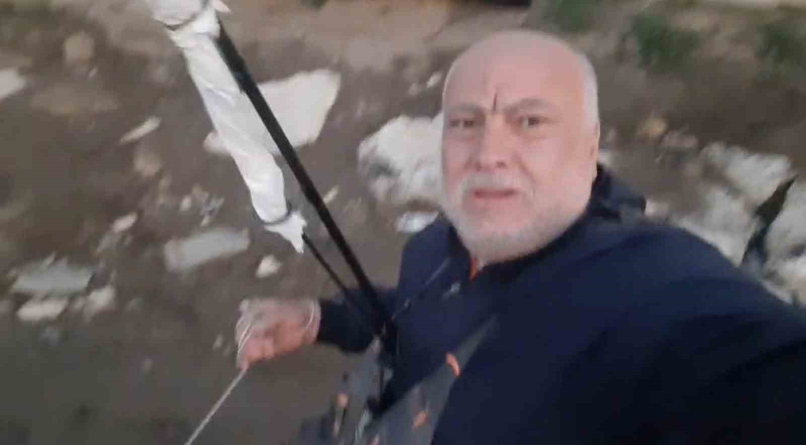 Meriç Nehri’nde yakaladığı 30 kiloluk yayın balığını nehirde oltası ile gezdirdi