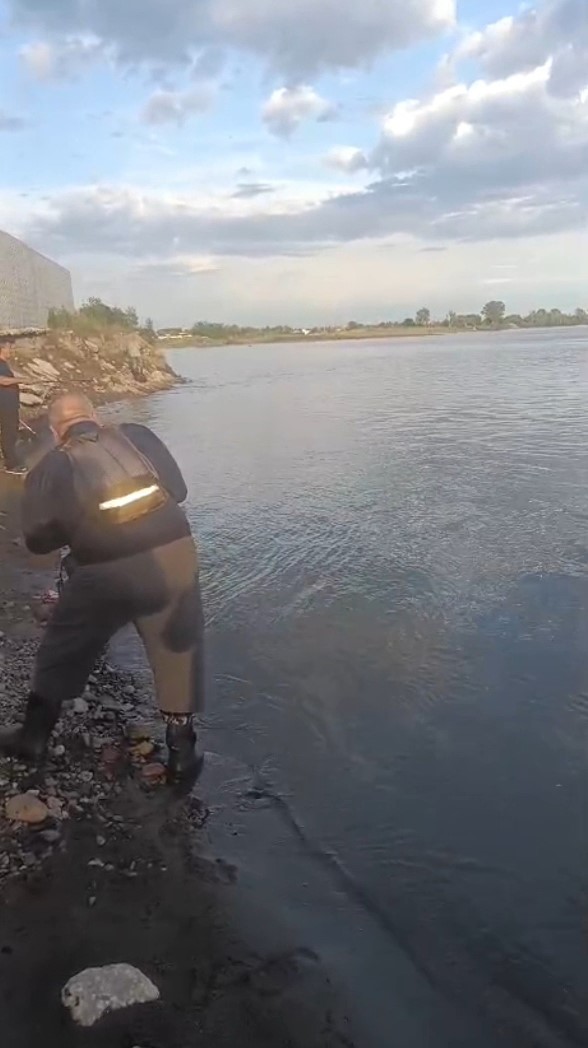 Meriç Nehri’nde yakaladığı 30 kiloluk yayın balığını nehirde oltası ile gezdirdi