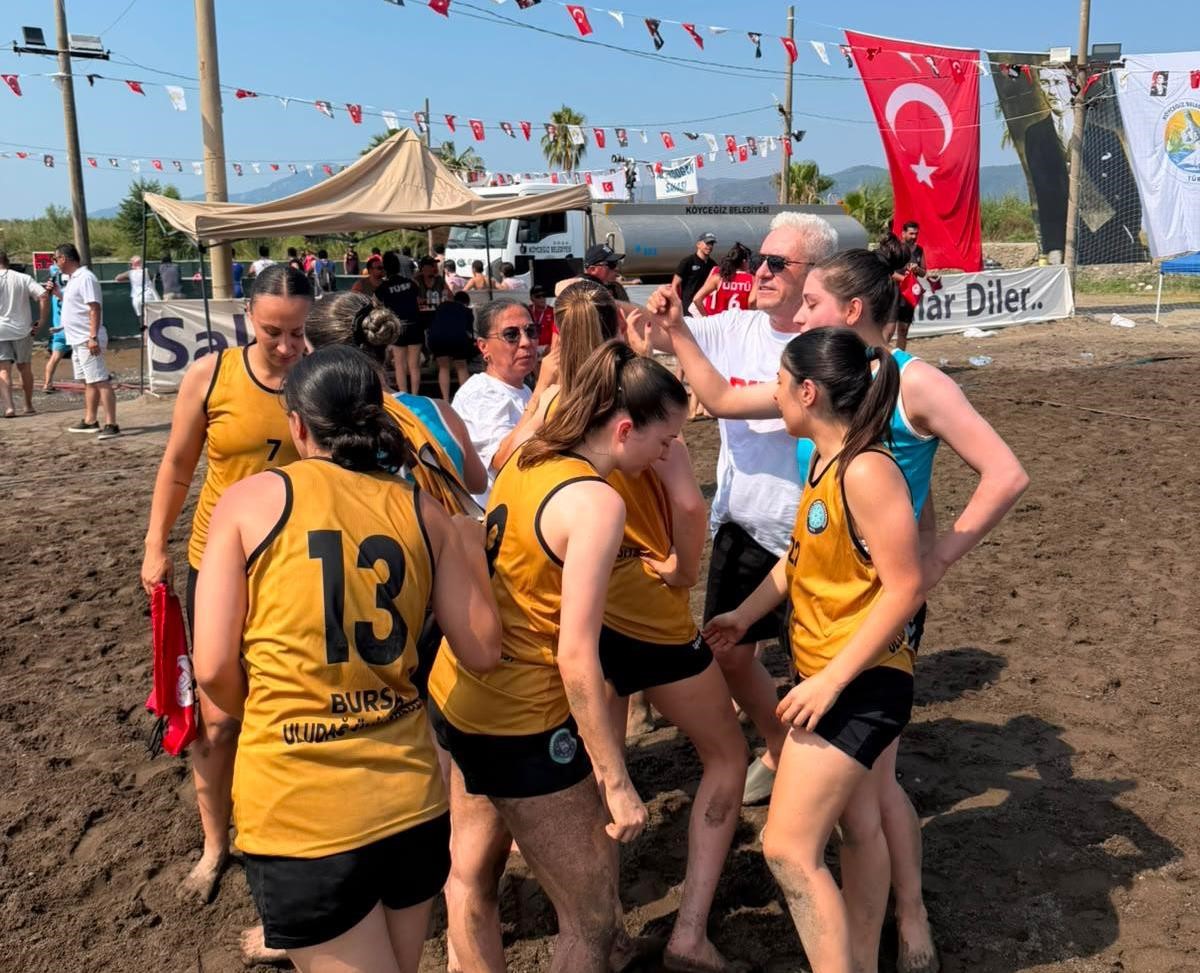 BUÜ kadın hentbol takımından çifte gurur