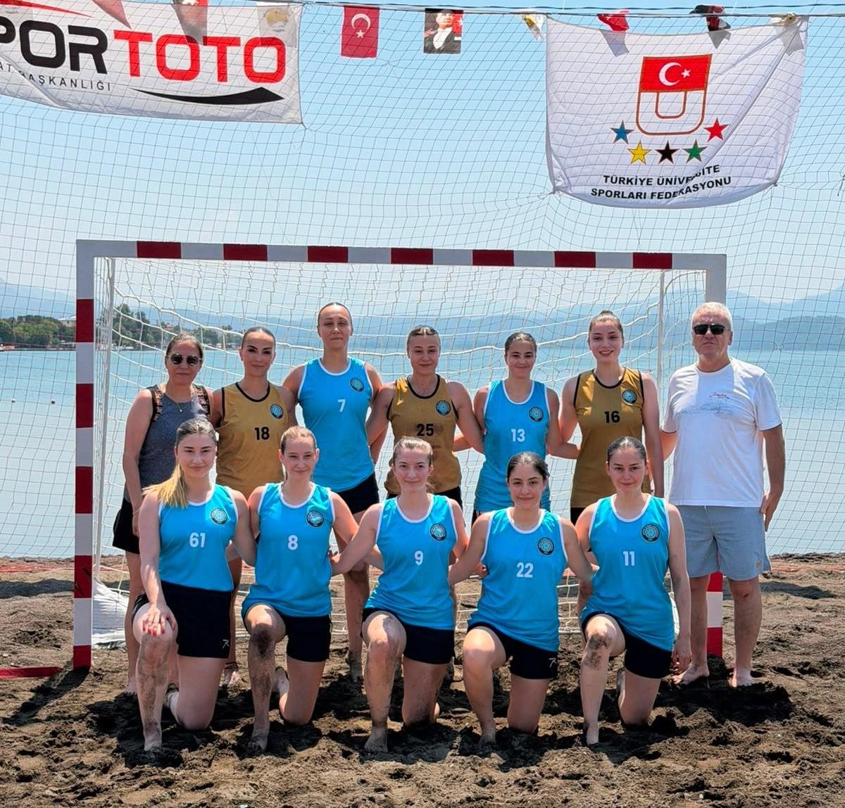 BUÜ kadın hentbol takımından çifte gurur