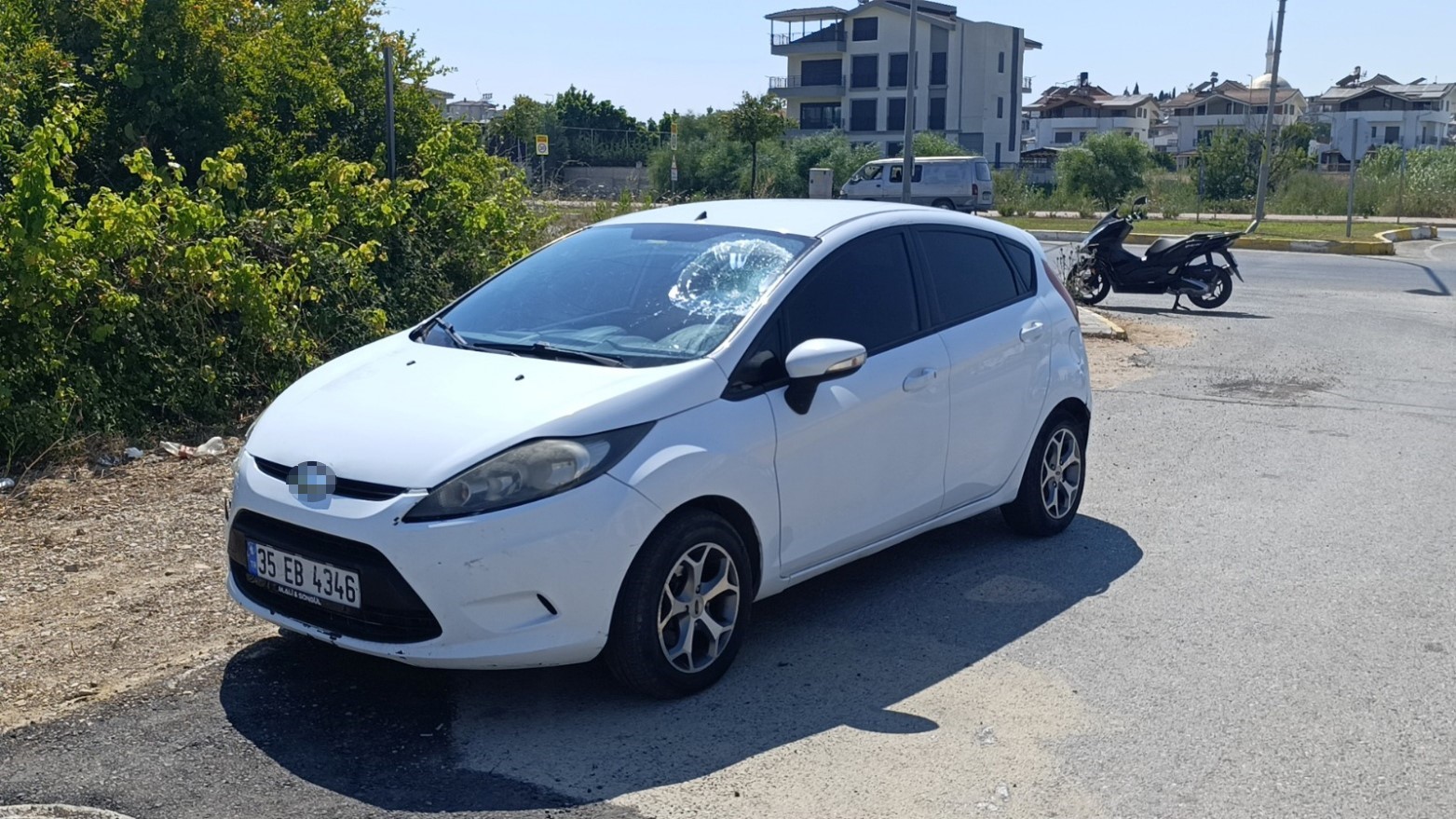 Kaza yapan motosiklet sürücüsü sinirini otomobilin camından çıkardı