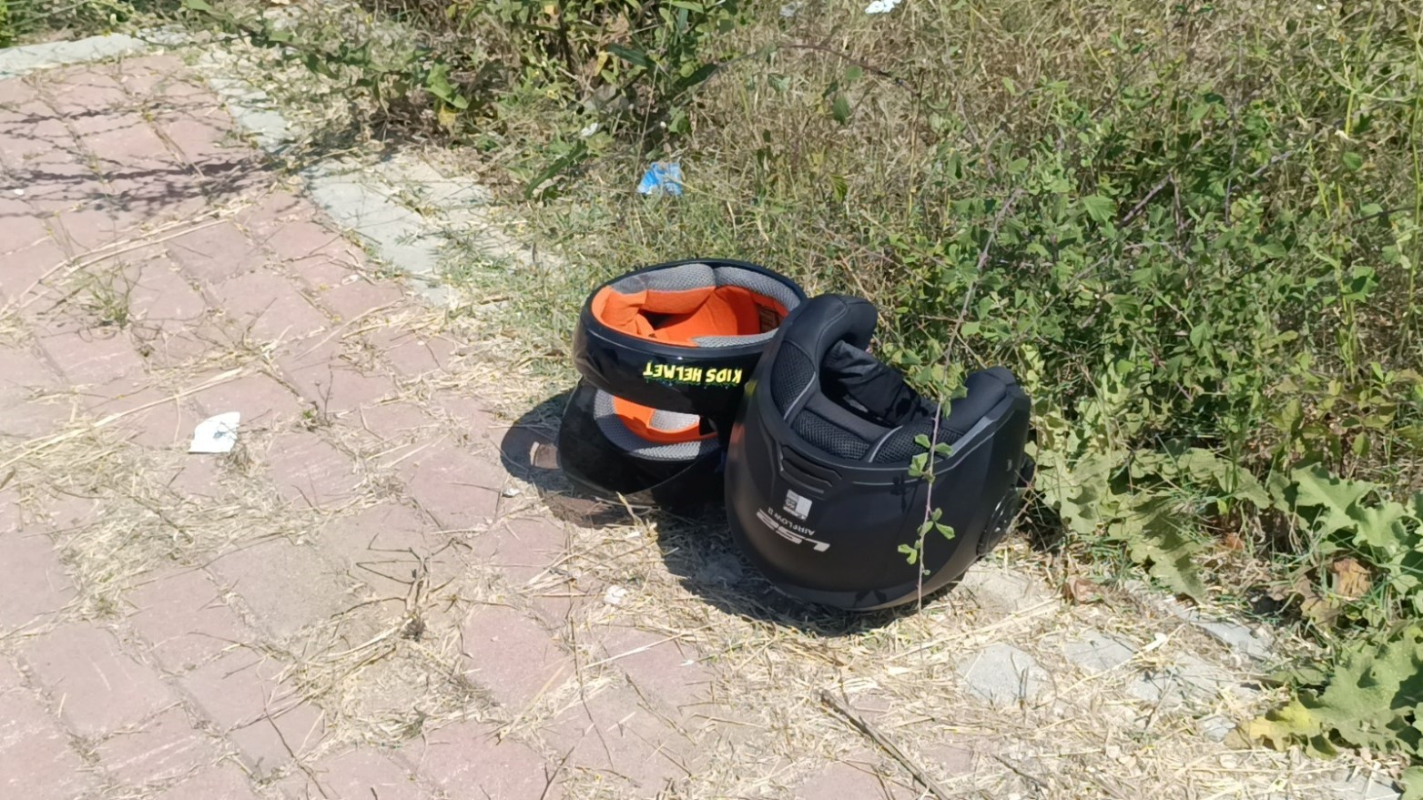 Kaza yapan motosiklet sürücüsü sinirini otomobilin camından çıkardı