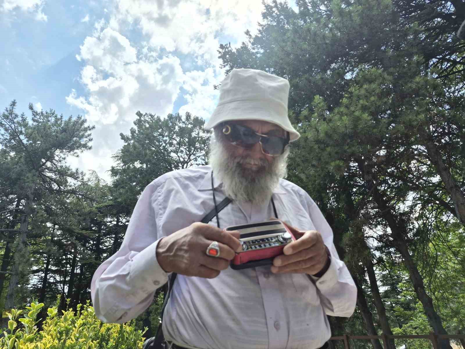 76 yaşındaki Sait dede teknolojiyi reddetti, yol arkadaşı sadece radyosu oldu