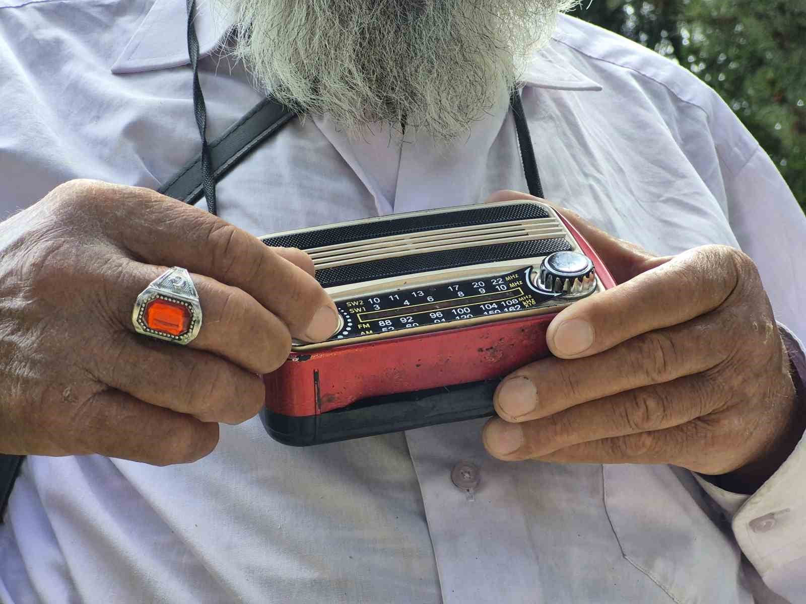 76 yaşındaki Sait dede teknolojiyi reddetti, yol arkadaşı sadece radyosu oldu