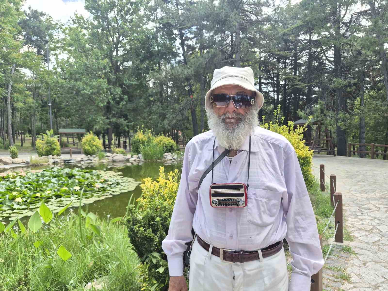 76 yaşındaki Sait dede teknolojiyi reddetti, yol arkadaşı sadece radyosu oldu