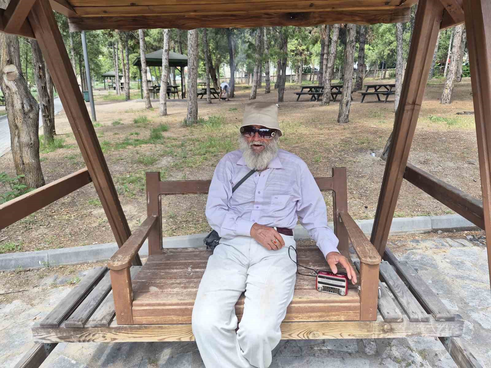76 yaşındaki Sait dede teknolojiyi reddetti, yol arkadaşı sadece radyosu oldu