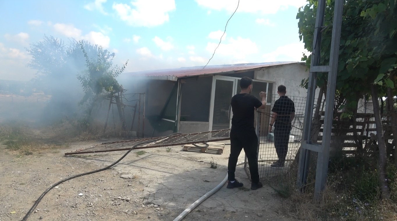 Bafra’da bağ evi alevlere teslim oldu: 1 büyükbaş hayvan telef oldu