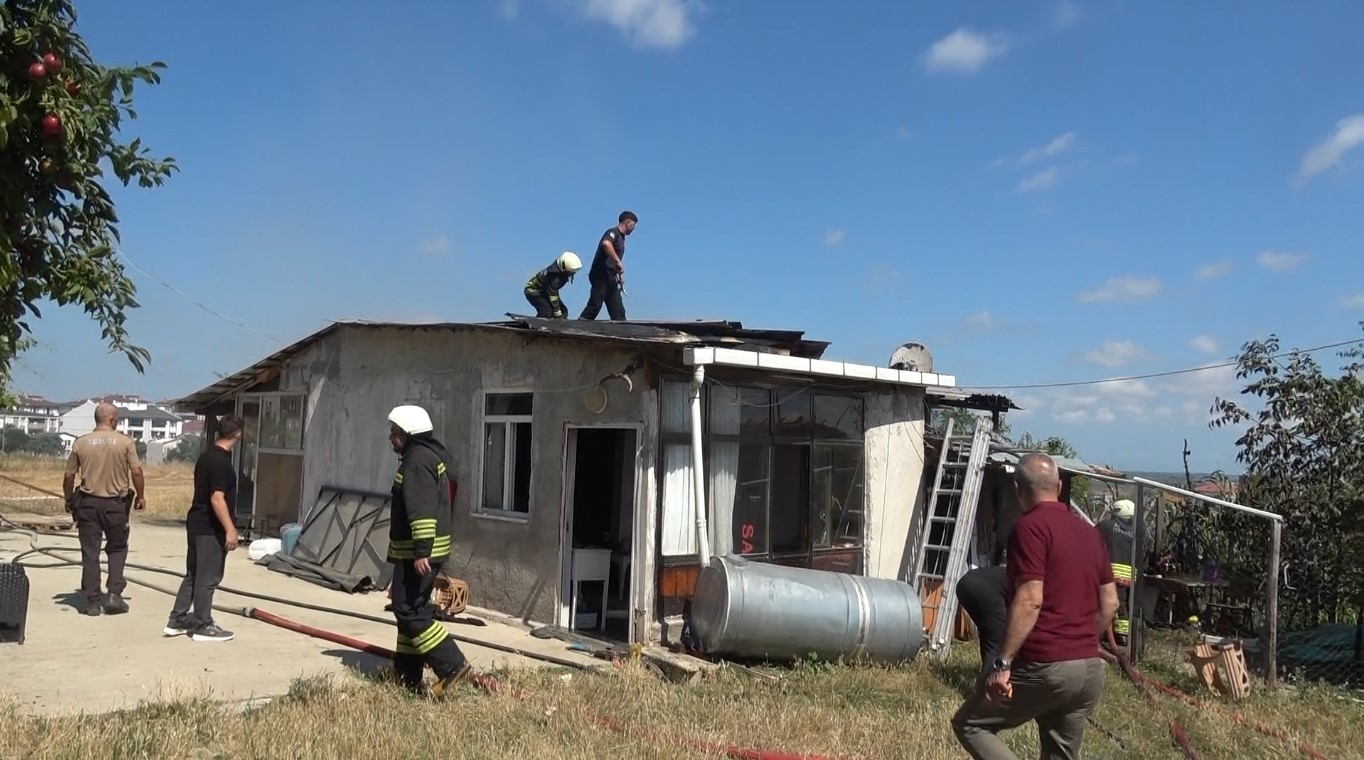 Bafra’da bağ evi alevlere teslim oldu: 1 büyükbaş hayvan telef oldu