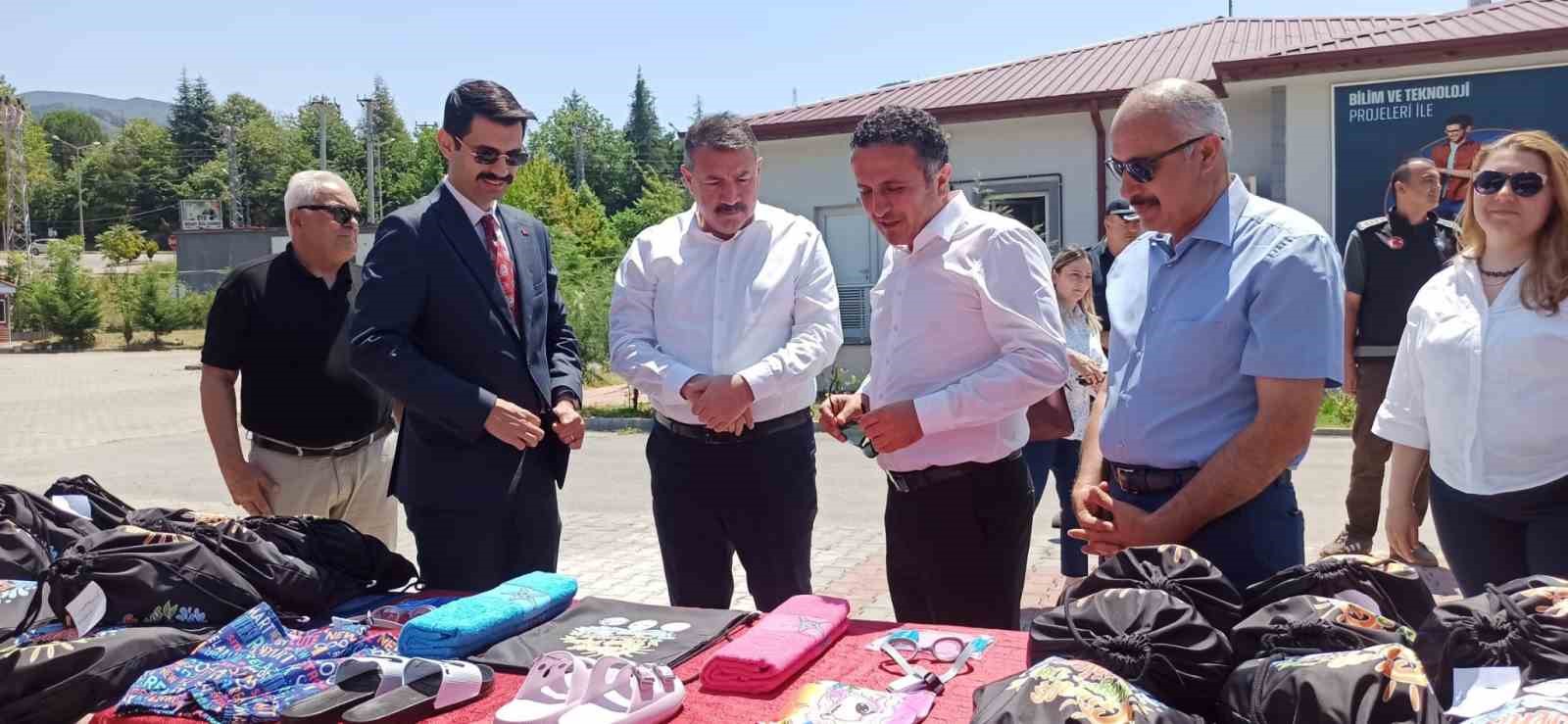 Devrek’te öğrencilere havuz malzemeleri hediye edildi