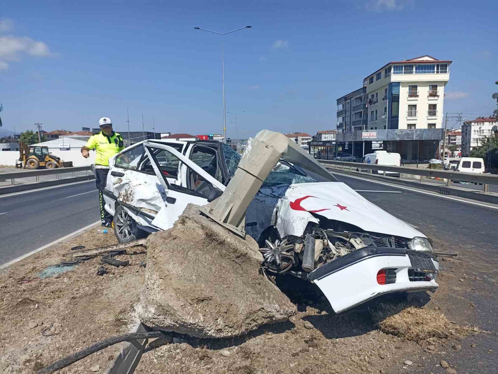 Bafra’da otomobil aydınlatma direğine çarptı, sürücü yaralandı