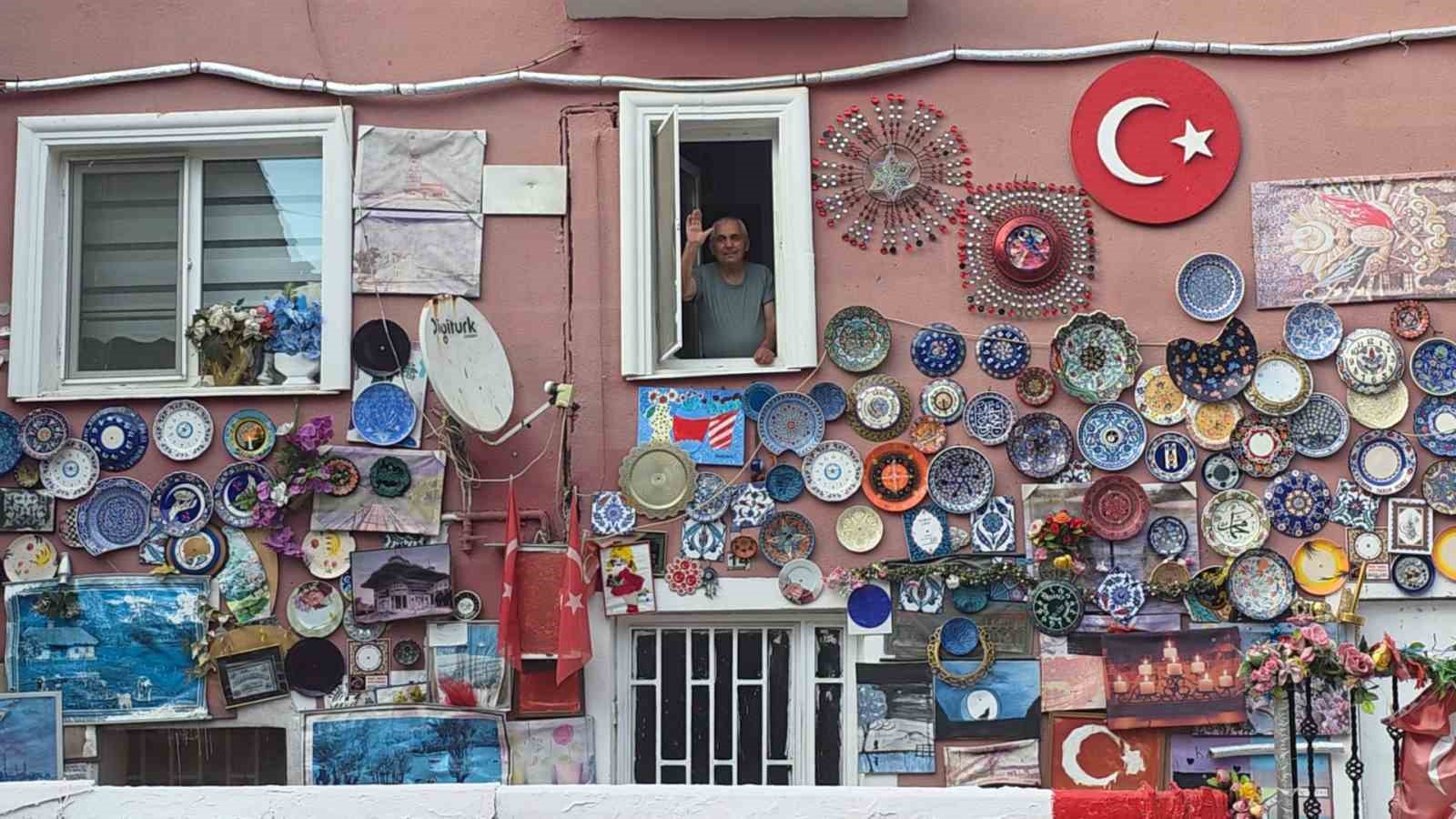 Evinin dış cephesini Kütahya’ya özgü çini tabaklarla kapladı