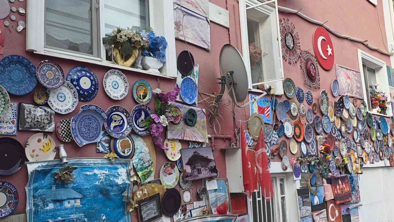 Evinin dış cephesini Kütahya’ya özgü çini tabaklarla kapladı