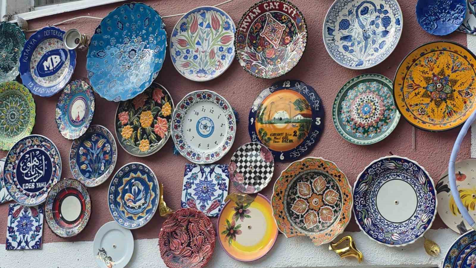 Evinin dış cephesini Kütahya’ya özgü çini tabaklarla kapladı
