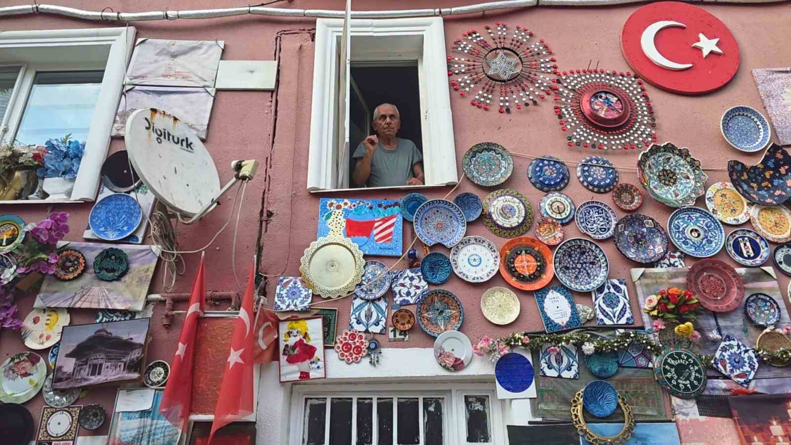 Evinin dış cephesini Kütahya’ya özgü çini tabaklarla kapladı