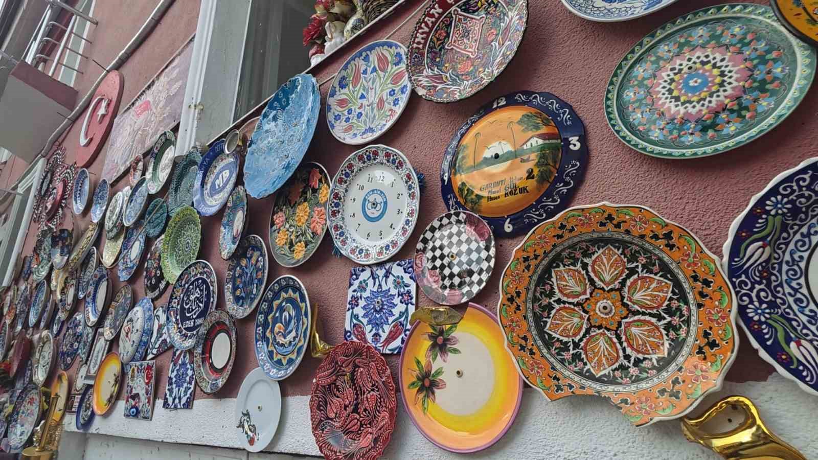 Evinin dış cephesini Kütahya’ya özgü çini tabaklarla kapladı