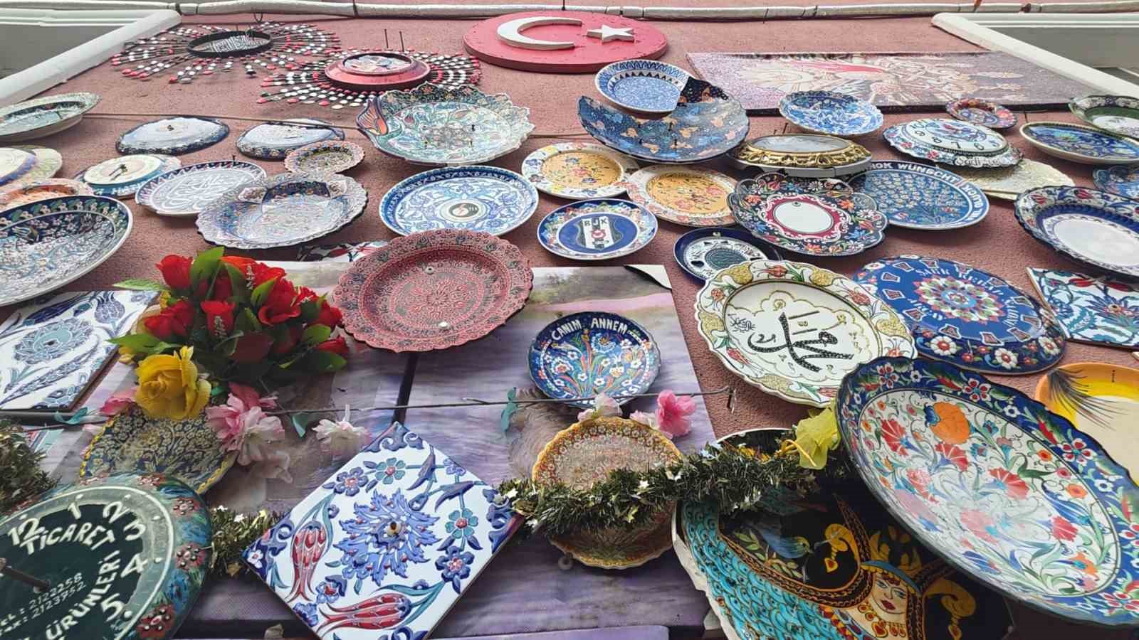Evinin dış cephesini Kütahya’ya özgü çini tabaklarla kapladı