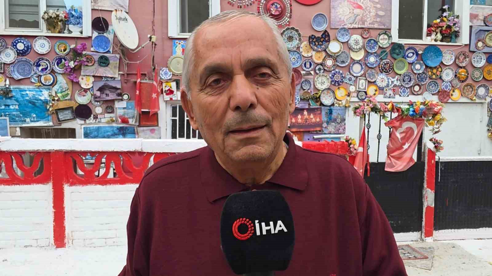 Evinin dış cephesini Kütahya’ya özgü çini tabaklarla kapladı