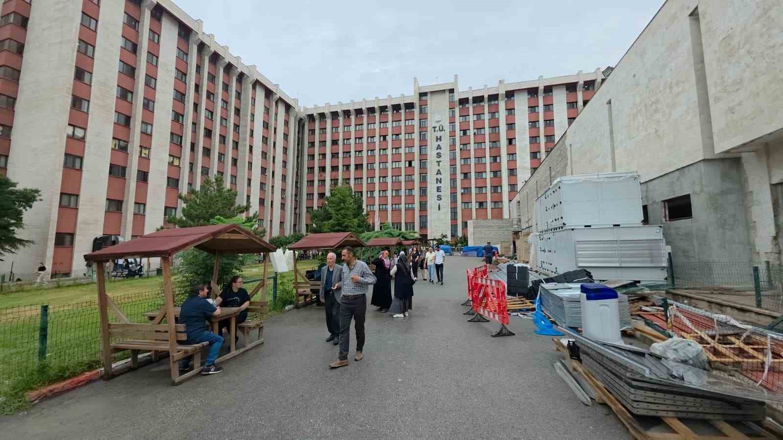 Eski eş dehşeti: Genç kadın hayatını kaybetti, 4 yaşındaki kızının durumu ciddiyetini koruyor