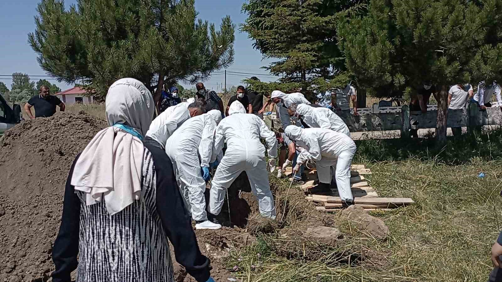 Kene tutunması sonucu ölen Dursun Almamış, KKKA tedbirleri alınarak defnedildi