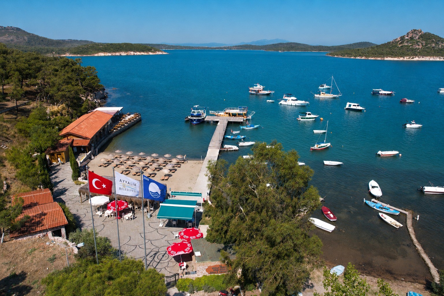 Ayvalık Belediyesi plajlarında Mavi Bayraklar göndere çekildi