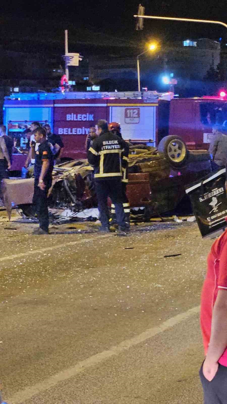 Orta refüje çarpan otomobil takla attı: 2 yaralı