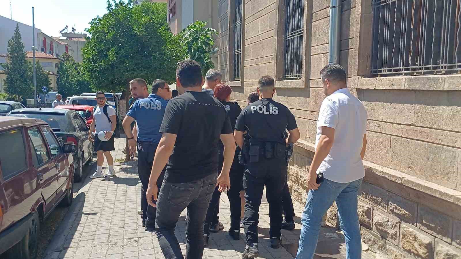 Kimlik vermek istemeyen kadın polislere zor anlar yaşattı