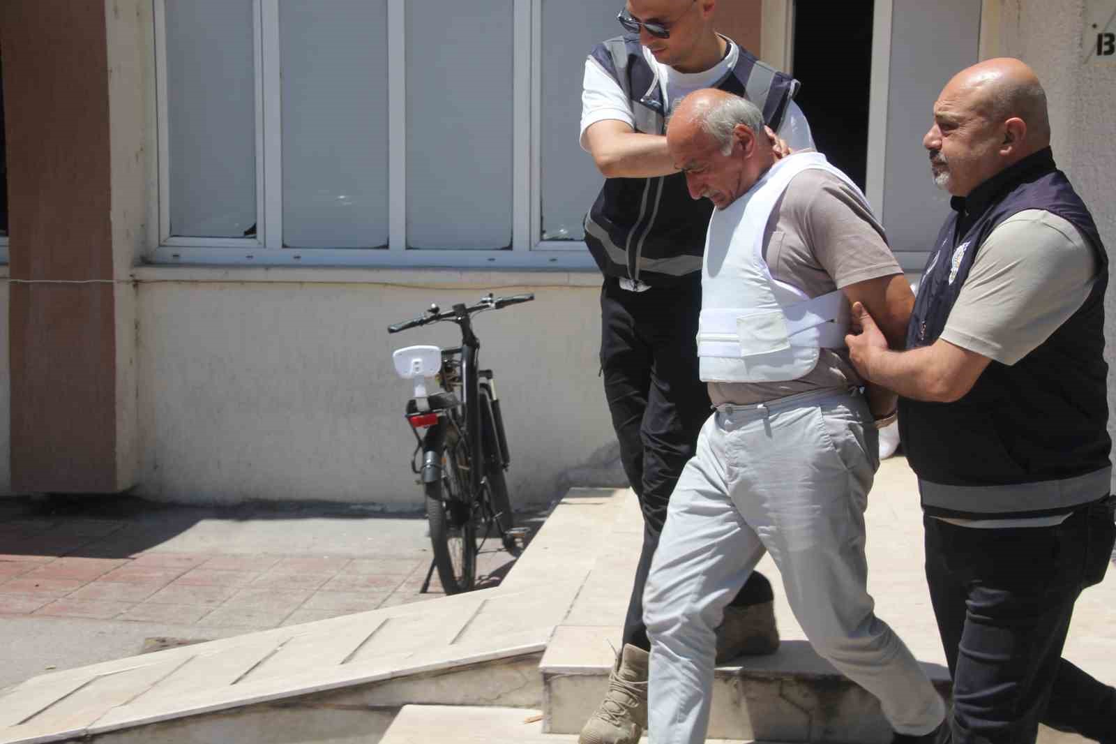 Kardeş katliamında zanlı tutuklandı: Çelik yelekle cezaevine götürüldü