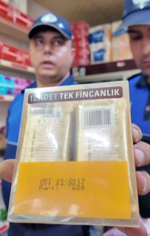 Raflarda 10 yıllık skandal: Kilis’te tarihi geçmiş yüzlerce ürün imha edildi