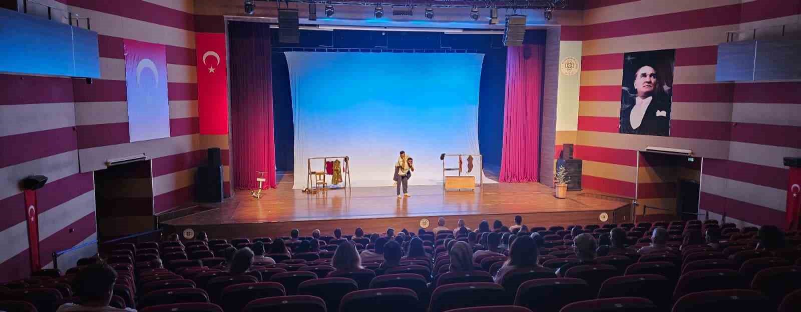 Bodrum Belediyesi Şehir Tiyatrosu Muğla’da sanatseverlerle buluştu