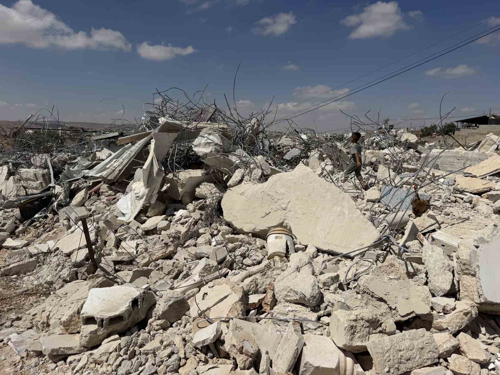 İsrail, El Halil’de bir Filistinli ailenin daha evini yıktı
