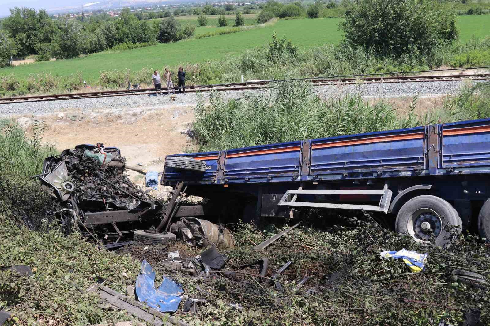 Karşı şeride geçen tır, bir başka tırla kafa kafaya çarpıştı: 1 ölü, 1 yaralı