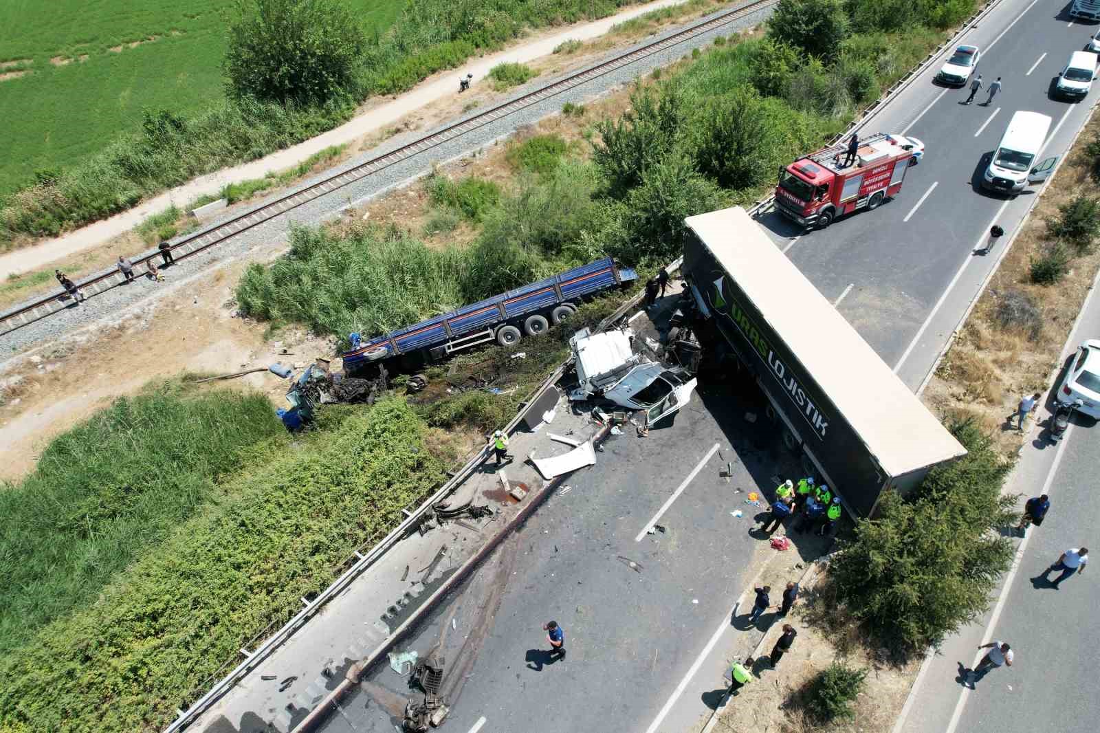 Karşı şeride geçen tır, bir başka tırla kafa kafaya çarpıştı: 1 ölü, 1 yaralı
