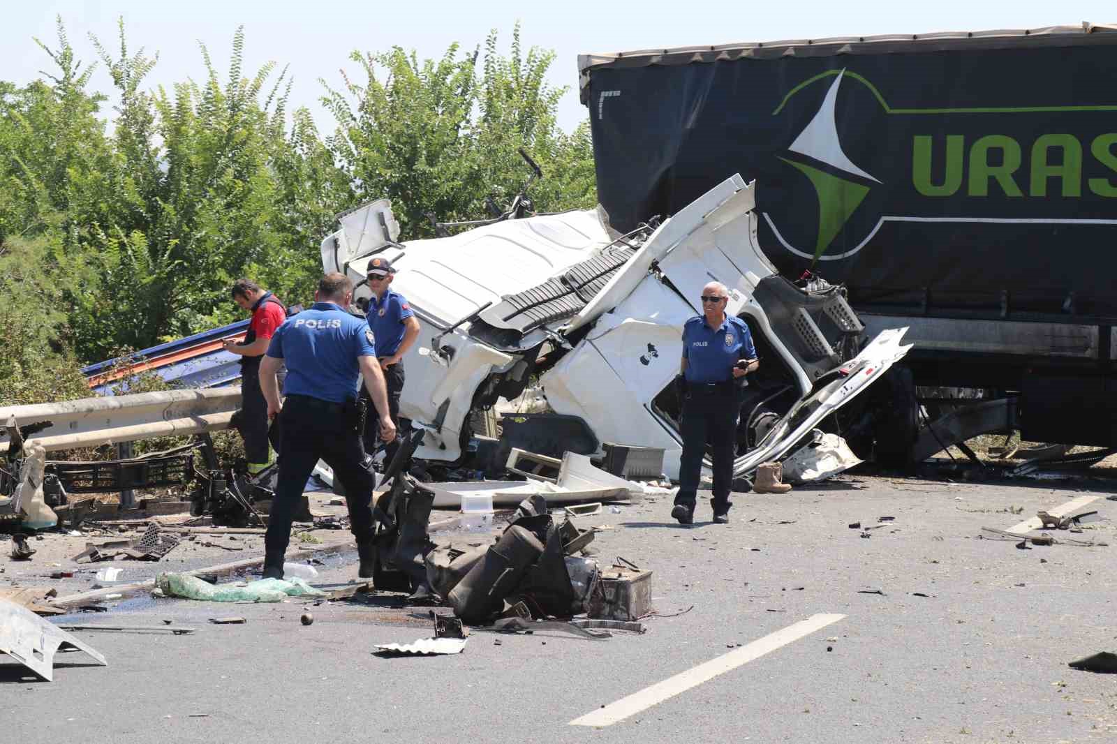 Karşı şeride geçen tır, bir başka tırla kafa kafaya çarpıştı: 1 ölü, 1 yaralı