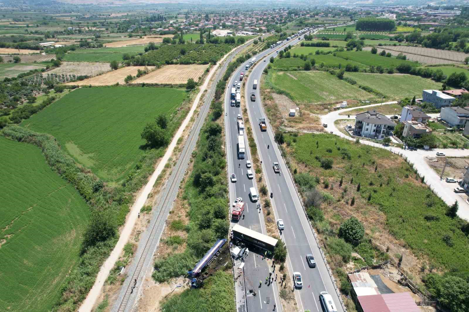 Karşı şeride geçen tır, bir başka tırla kafa kafaya çarpıştı: 1 ölü, 1 yaralı