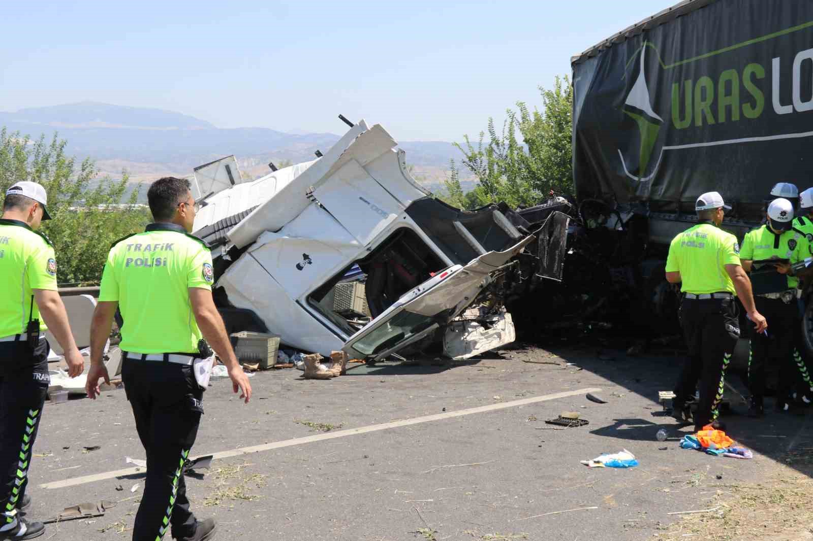 Karşı şeride geçen tır, bir başka tırla kafa kafaya çarpıştı: 1 ölü, 1 yaralı