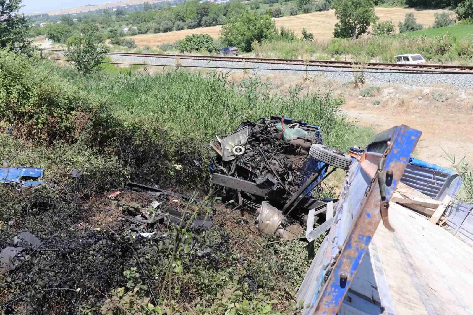 Karşı şeride geçen tır, bir başka tırla kafa kafaya çarpıştı: 1 ölü, 1 yaralı