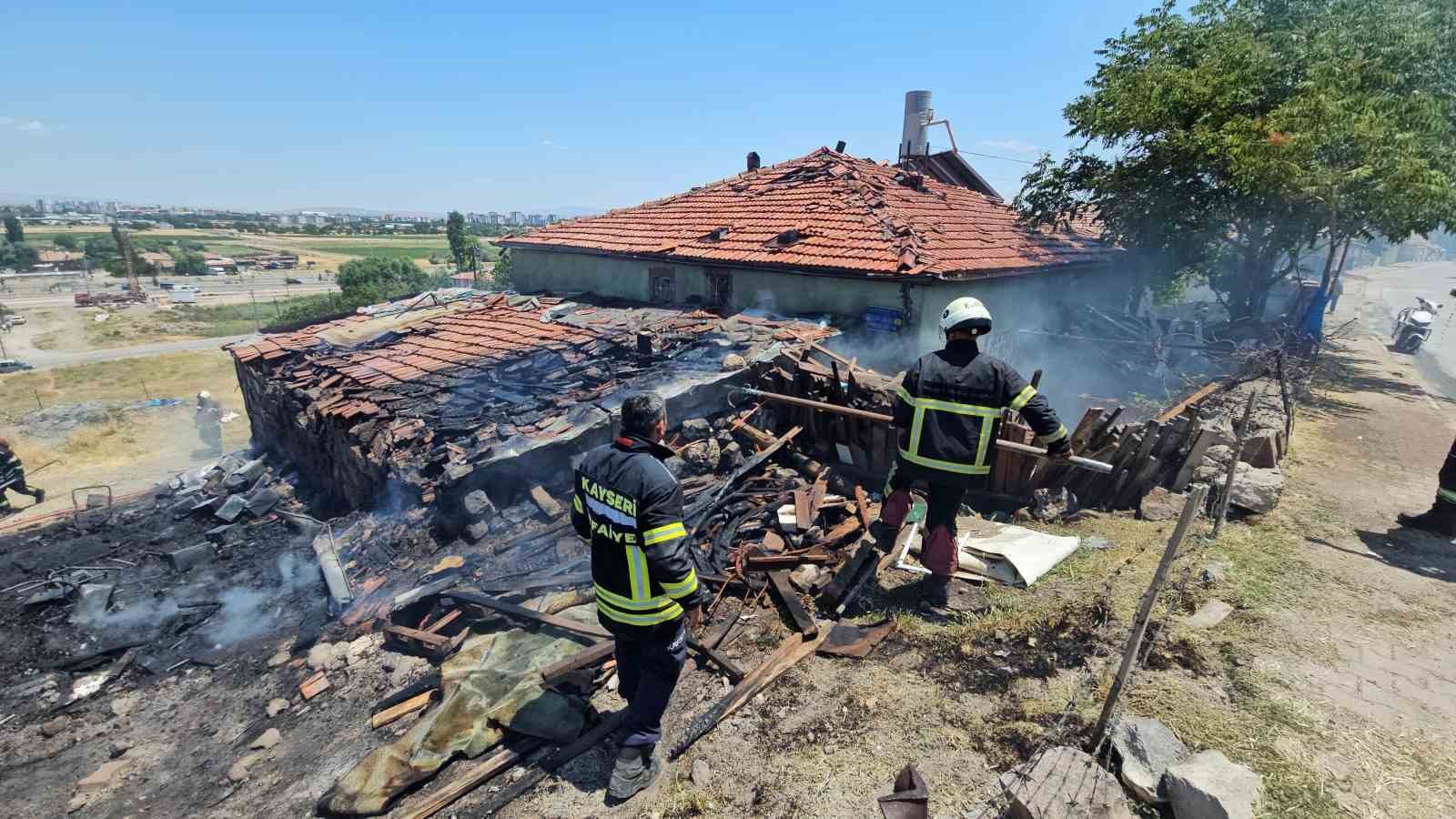 Müstakil evin kömürlüğünde çıkan yangın büyümeden söndürüldü