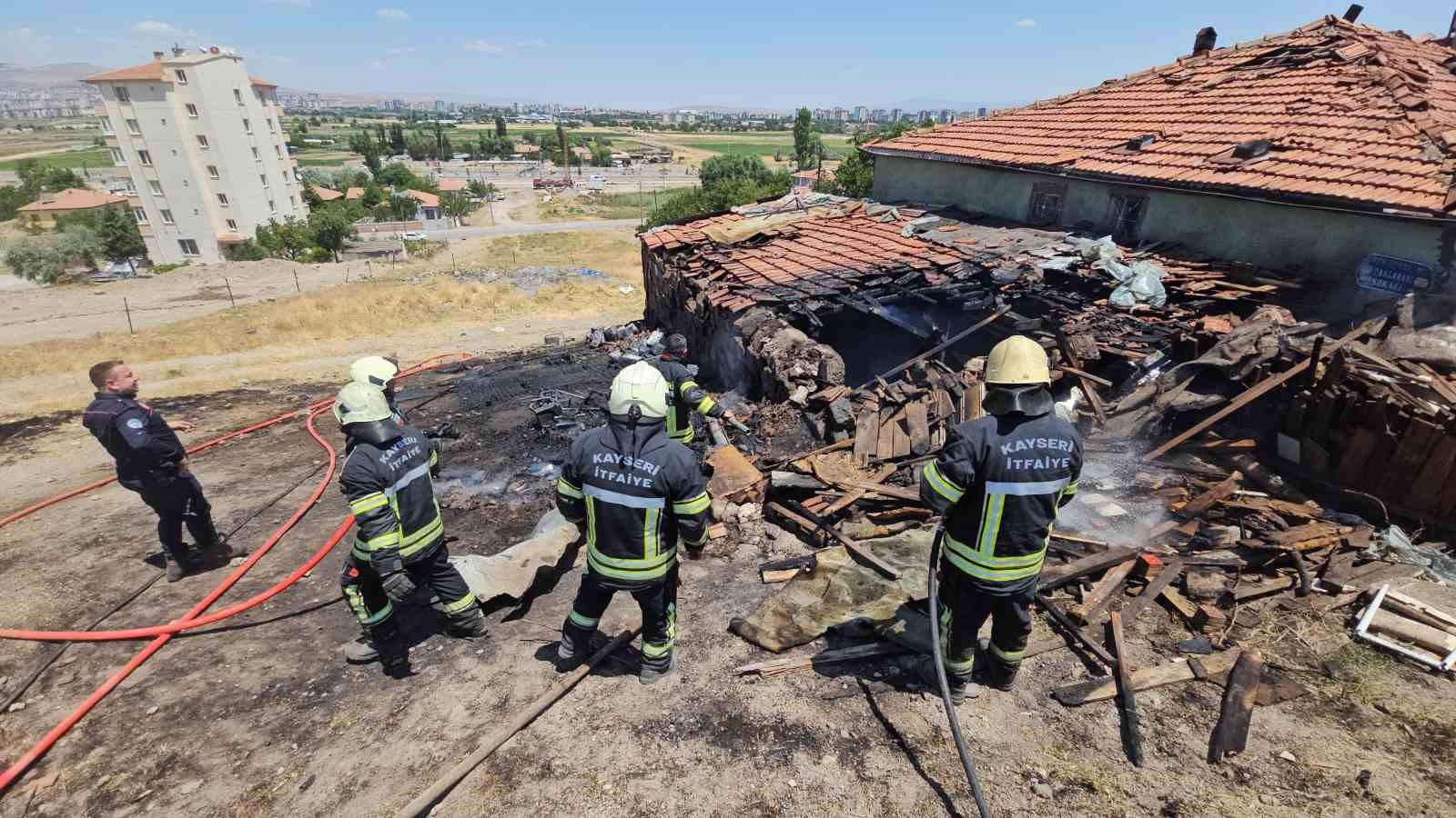 Müstakil evin kömürlüğünde çıkan yangın büyümeden söndürüldü